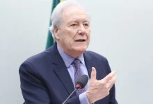 Ministro da Justiça, Ricardo Lewandowski, expressa preocupação com crescente violência no Brasil após assassinato do ex-delegado Ruy Ferraz Fontes. Lewandowski aponta a disseminação desenfreada de armas como fator crucial para o aumento de homicídios e defende medidas de controle mais rigorosas.