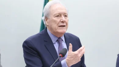 Ministro da Justiça, Ricardo Lewandowski, expressa preocupação com crescente violência no Brasil após assassinato do ex-delegado Ruy Ferraz Fontes. Lewandowski aponta a disseminação desenfreada de armas como fator crucial para o aumento de homicídios e defende medidas de controle mais rigorosas.