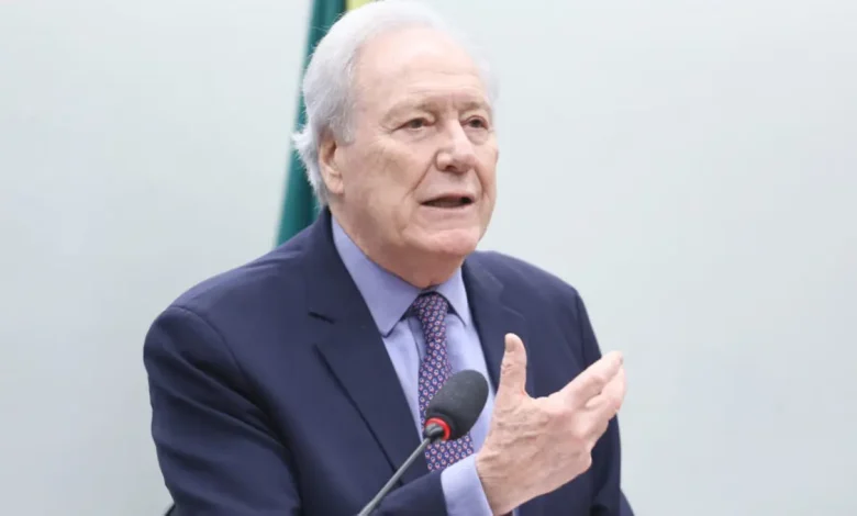 Ministro da Justiça, Ricardo Lewandowski, expressa preocupação com crescente violência no Brasil após assassinato do ex-delegado Ruy Ferraz Fontes. Lewandowski aponta a disseminação desenfreada de armas como fator crucial para o aumento de homicídios e defende medidas de controle mais rigorosas.