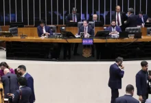 Câmara dos Deputados aprova emenda aglutinativa para PEC da Imunidade, permitindo voto secreto em análises de processos criminais contra parlamentares. Decisão gerou polêmica e críticas, com o PT e PSOL ameaçando ações judiciais.