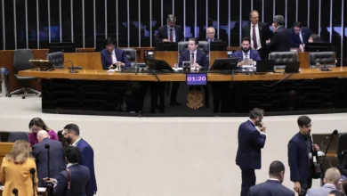 Câmara dos Deputados aprova emenda aglutinativa para PEC da Imunidade, permitindo voto secreto em análises de processos criminais contra parlamentares. Decisão gerou polêmica e críticas, com o PT e PSOL ameaçando ações judiciais.