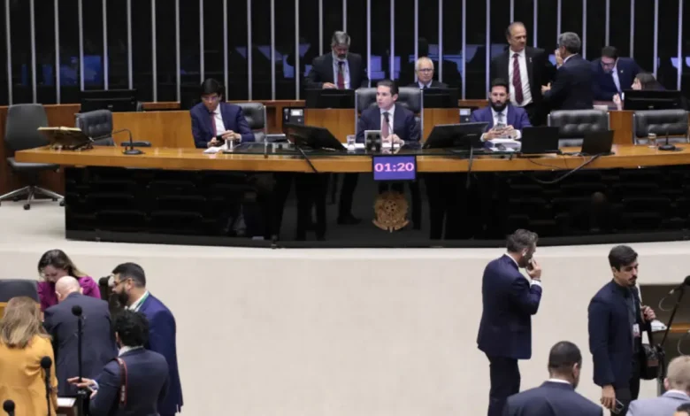 Câmara aprova voto secreto em análises de processos contra parlamentares 1 Câmara dos Deputados aprova emenda aglutinativa para PEC da Imunidade, permitindo voto secreto em análises de processos criminais contra parlamentares. Decisão gerou polêmica e críticas, com o PT e PSOL ameaçando ações judiciais.