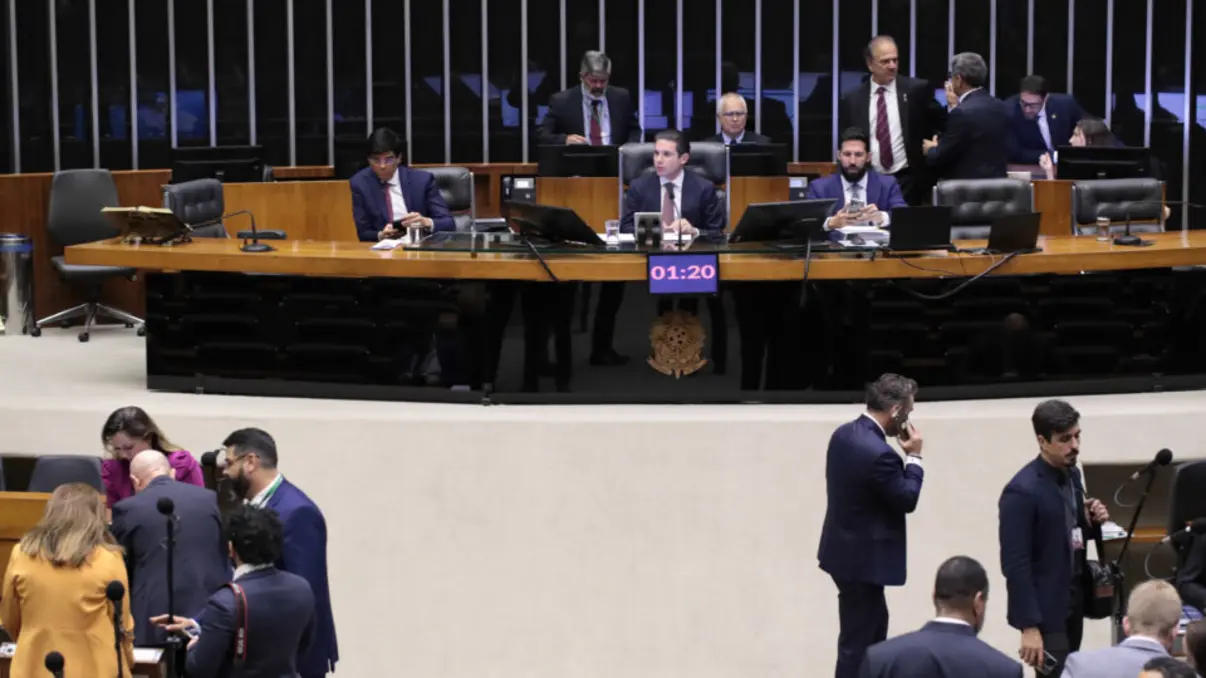 Câmara dos Deputados aprova emenda aglutinativa para PEC da Imunidade, permitindo voto secreto em análises de processos criminais contra parlamentares. Decisão gerou polêmica e críticas, com o PT e PSOL ameaçando ações judiciais.