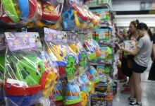 Fim de ano chega com boom de oportunidades! Mais de 118 mil vagas no comércio e serviços, com salários a partir de R$ 1.819,36. Contratações temporárias e efetivas, incluindo para frentes de serviço e reposição de vagas. Saiba mais!