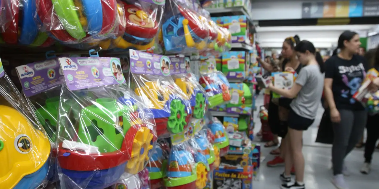 Fim de Ano: Boom de Oportunidades no Comércio e Serviços 14 Fim de ano chega com boom de oportunidades! Mais de 118 mil vagas no comércio e serviços, com salários a partir de R$ 1.819,36. Contratações temporárias e efetivas, incluindo para frentes de serviço e reposição de vagas. Saiba mais!