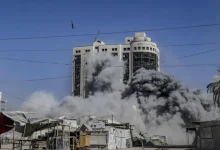 Israel intensifica ataques em Gaza, destruindo prédio de escritórios de 12 andares. Governo israelense alega que o prédio era usado pelo Hamas como ponto de observação, mas o grupo terrorista nega a acusação. Netanyahu ameaça operação terrestre e destruição total de Gaza se o Hamas não liberar reféns e abandonar as armas.