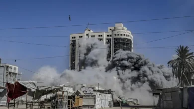 Israel intensifica ataques em Gaza, destruindo prédio de escritórios de 12 andares. Governo israelense alega que o prédio era usado pelo Hamas como ponto de observação, mas o grupo terrorista nega a acusação. Netanyahu ameaça operação terrestre e destruição total de Gaza se o Hamas não liberar reféns e abandonar as armas.