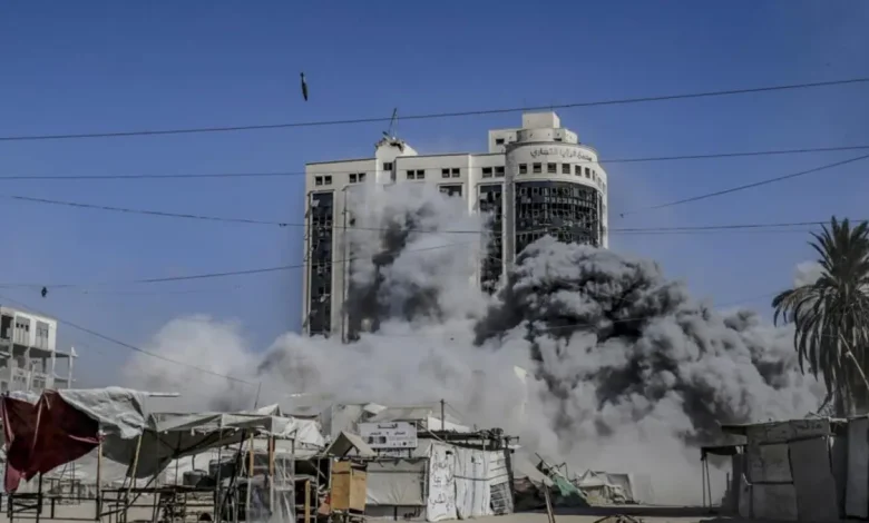 Israel intensifica ataques em Gaza, detonando prédio de escritórios 1 Israel intensifica ataques em Gaza, destruindo prédio de escritórios de 12 andares. Governo israelense alega que o prédio era usado pelo Hamas como ponto de observação, mas o grupo terrorista nega a acusação. Netanyahu ameaça operação terrestre e destruição total de Gaza se o Hamas não liberar reféns e abandonar as armas.