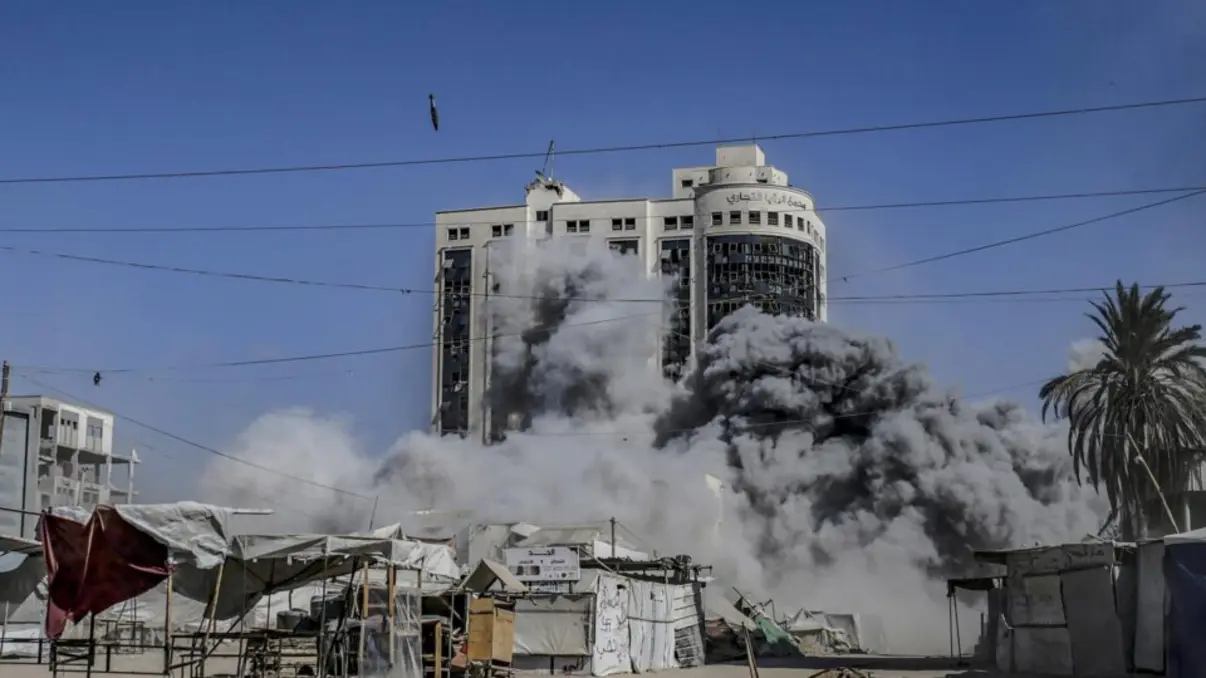 Israel intensifica ataques em Gaza, destruindo prédio de escritórios de 12 andares. Governo israelense alega que o prédio era usado pelo Hamas como ponto de observação, mas o grupo terrorista nega a acusação. Netanyahu ameaça operação terrestre e destruição total de Gaza se o Hamas não liberar reféns e abandonar as armas.