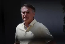 Ex-presidente Jair Bolsonaro deixou prisão domiciliar hoje para atendimento médico no Hospital DF Star, em Brasília. Bolsonaro foi acompanhado por agentes da Polícia Penal e filhos em esquema de segurança especial.
