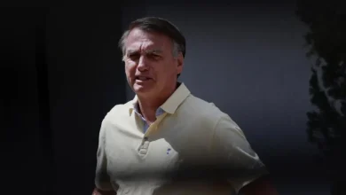 Ex-presidente Jair Bolsonaro deixou prisão domiciliar hoje para atendimento médico no Hospital DF Star, em Brasília. Bolsonaro foi acompanhado por agentes da Polícia Penal e filhos em esquema de segurança especial.