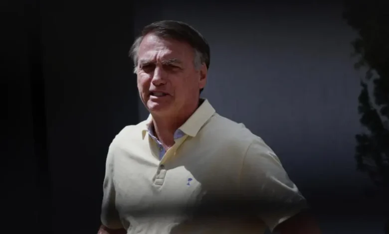 Ex-presidente Jair Bolsonaro deixou prisão domiciliar hoje para atendimento médico no Hospital DF Star, em Brasília. Bolsonaro foi acompanhado por agentes da Polícia Penal e filhos em esquema de segurança especial.