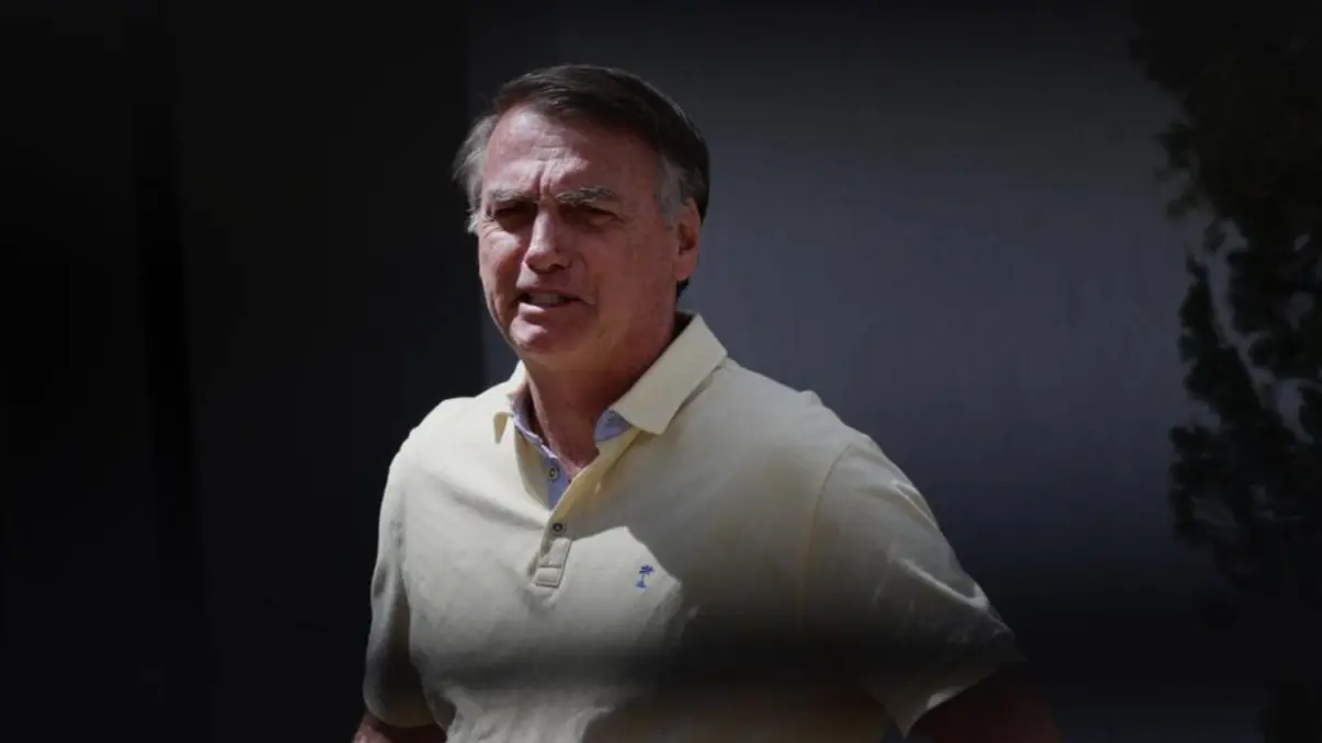 Ex-presidente Jair Bolsonaro deixou prisão domiciliar hoje para atendimento médico no Hospital DF Star, em Brasília. Bolsonaro foi acompanhado por agentes da Polícia Penal e filhos em esquema de segurança especial.