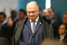 Luiz Edson Fachin assume a presidência do STF em momento crítico para o Brasil. Sua gestão enfrenta desafios como julgamentos relacionados à trama golpista e a análise de processos contra Eduardo Bolsonaro. A busca por soluções equilibradas e a defesa do Estado de Direito são prioridades para Fachin e seu vice, Alexandre de Moraes.