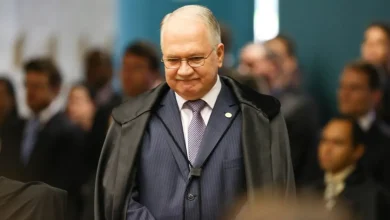 Luiz Edson Fachin assume a presidência do STF em momento crítico para o Brasil. Sua gestão enfrenta desafios como julgamentos relacionados à trama golpista e a análise de processos contra Eduardo Bolsonaro. A busca por soluções equilibradas e a defesa do Estado de Direito são prioridades para Fachin e seu vice, Alexandre de Moraes.