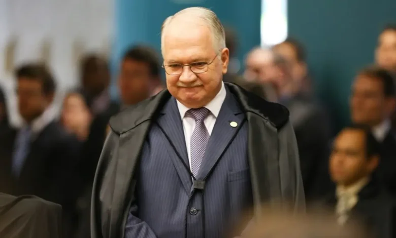 Luiz Edson Fachin assume a presidência do STF em momento crítico para o Brasil. Sua gestão enfrenta desafios como julgamentos relacionados à trama golpista e a análise de processos contra Eduardo Bolsonaro. A busca por soluções equilibradas e a defesa do Estado de Direito são prioridades para Fachin e seu vice, Alexandre de Moraes.