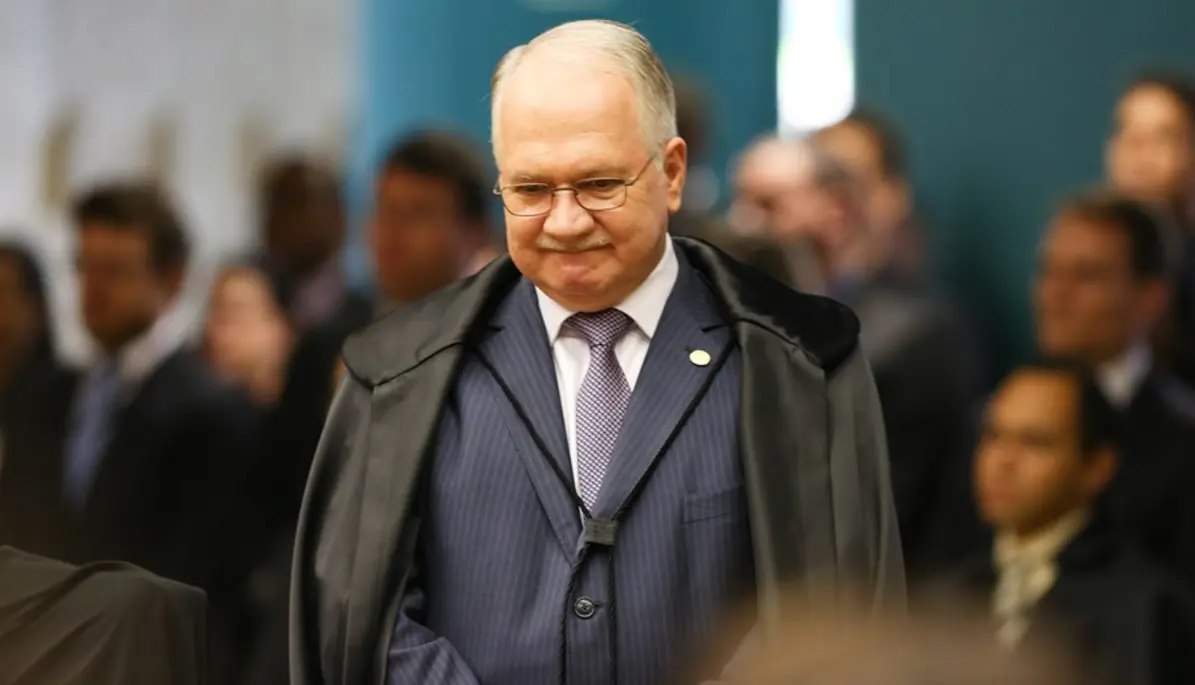 Luiz Edson Fachin assume a presidência do STF em momento crítico para o Brasil. Sua gestão enfrenta desafios como julgamentos relacionados à trama golpista e a análise de processos contra Eduardo Bolsonaro. A busca por soluções equilibradas e a defesa do Estado de Direito são prioridades para Fachin e seu vice, Alexandre de Moraes.