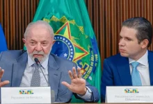 Presidente da Câmara anuncia análise de programas Brasil Soberano e Gás do Povo. Brasil Soberano destina R$ 30 bilhões em crédito para empresas afetadas por tarifas americanas. Gás do Povo distribui botijões de gás a 15,5 milhões de famílias.