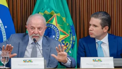 Presidente da Câmara anuncia análise de programas Brasil Soberano e Gás do Povo. Brasil Soberano destina R$ 30 bilhões em crédito para empresas afetadas por tarifas americanas. Gás do Povo distribui botijões de gás a 15,5 milhões de famílias.