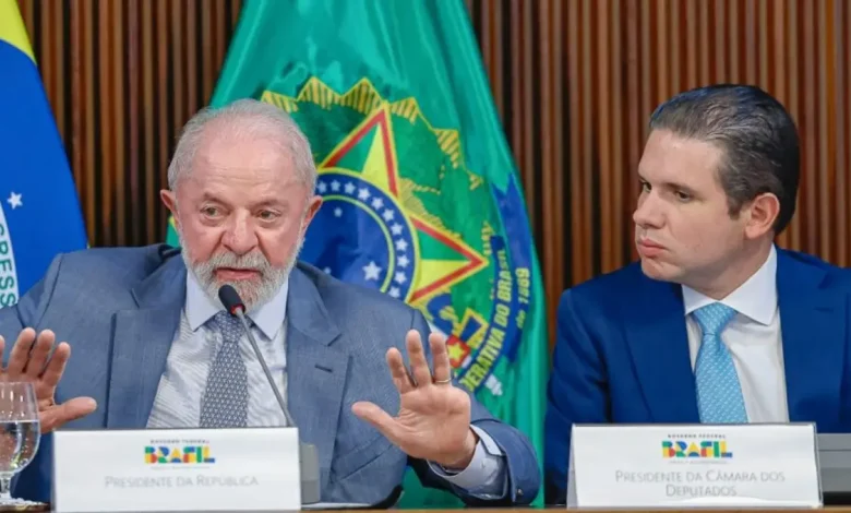 Análise de Brasil Soberano e Gás do Povo pela Câmara 1 Presidente da Câmara anuncia análise de programas Brasil Soberano e Gás do Povo. Brasil Soberano destina R$ 30 bilhões em crédito para empresas afetadas por tarifas americanas. Gás do Povo distribui botijões de gás a 15,5 milhões de famílias.