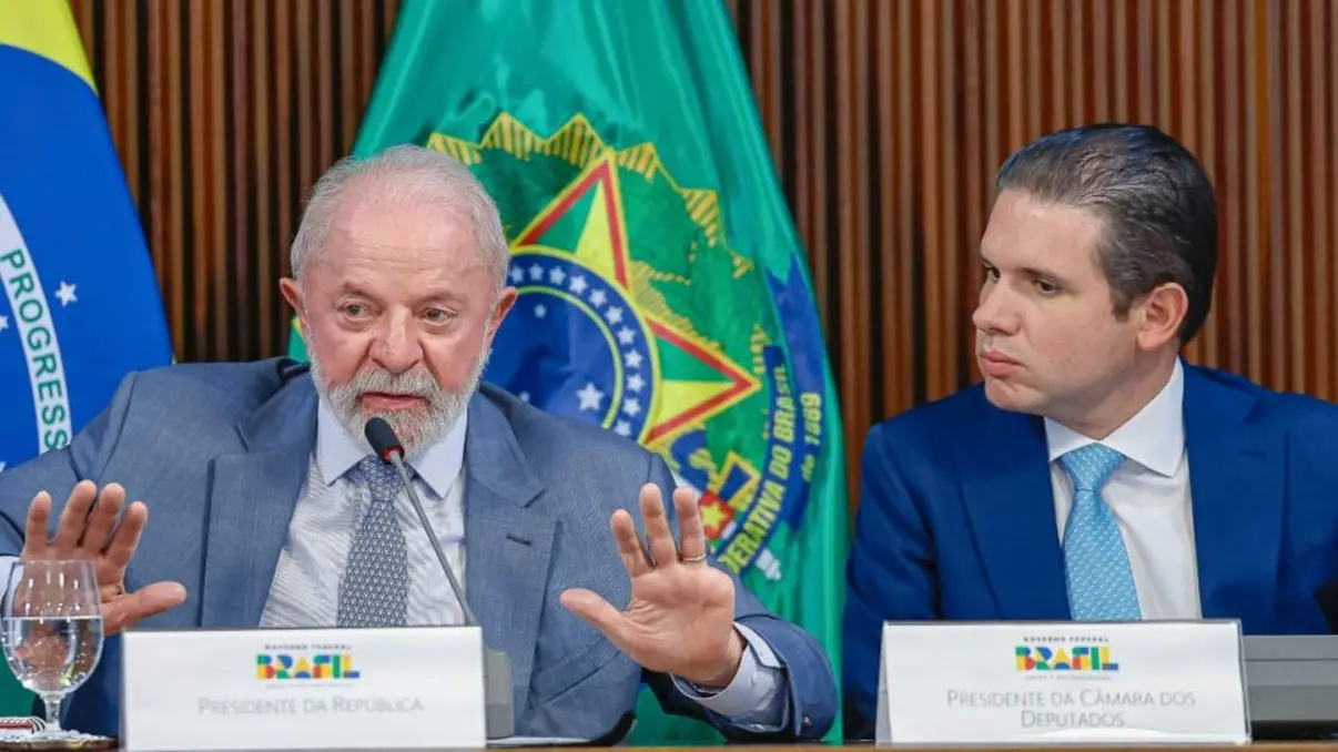 Presidente da Câmara anuncia análise de programas Brasil Soberano e Gás do Povo. Brasil Soberano destina R$ 30 bilhões em crédito para empresas afetadas por tarifas americanas. Gás do Povo distribui botijões de gás a 15,5 milhões de famílias.