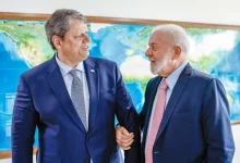 Lula critica Tarcísio de Freitas, chamando-o de "serviçal" de Bolsonaro. A tensão surge após pressão de Tarcísio pela anistia aos condenados pelos atos de 8 de janeiro. Lula se posiciona contra a anistia e afirma que trabalha para responsabilizar os responsáveis pelos crimes.
