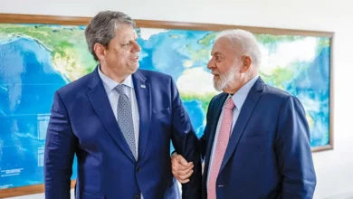 Lula critica Tarcísio de Freitas, chamando-o de "serviçal" de Bolsonaro. A tensão surge após pressão de Tarcísio pela anistia aos condenados pelos atos de 8 de janeiro. Lula se posiciona contra a anistia e afirma que trabalha para responsabilizar os responsáveis pelos crimes.