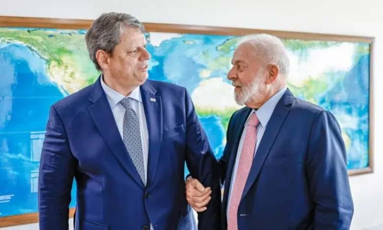 Lula critica Tarcísio de Freitas, chamando-o de "serviçal" de Bolsonaro. A tensão surge após pressão de Tarcísio pela anistia aos condenados pelos atos de 8 de janeiro. Lula se posiciona contra a anistia e afirma que trabalha para responsabilizar os responsáveis pelos crimes.