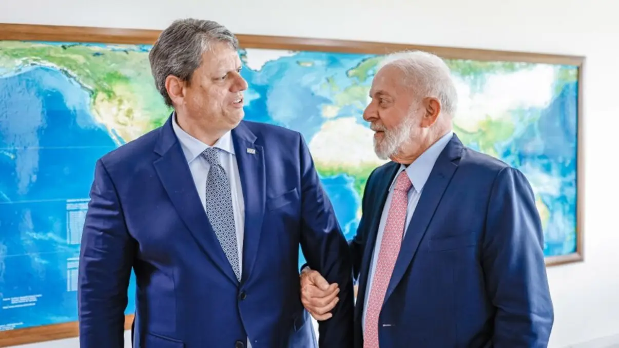 Lula critica Tarcísio de Freitas, chamando-o de "serviçal" de Bolsonaro. A tensão surge após pressão de Tarcísio pela anistia aos condenados pelos atos de 8 de janeiro. Lula se posiciona contra a anistia e afirma que trabalha para responsabilizar os responsáveis pelos crimes.