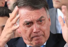 Jair Bolsonaro pode ser preso até dezembro caso recursos da defesa sejam rejeitados. O ex-presidente foi condenado pelo STF a 27 anos e 3 meses de prisão por participar da trama golpista. A defesa tem prazo para apresentar embargos de declaração e, eventualmente, embargos infringentes.