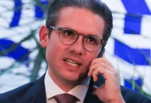 Julgamento de Bolsonaro e trama golpista agitam política brasileira. Oposição busca anistia para envolvidos, enfrentando resistência da base aliada. Parl. também investiga escândalo do INSS e promulga PEC dos Precatórios.