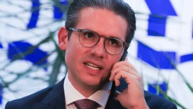 Julgamento de Bolsonaro e trama golpista agitam política brasileira. Oposição busca anistia para envolvidos, enfrentando resistência da base aliada. Parl. também investiga escândalo do INSS e promulga PEC dos Precatórios.