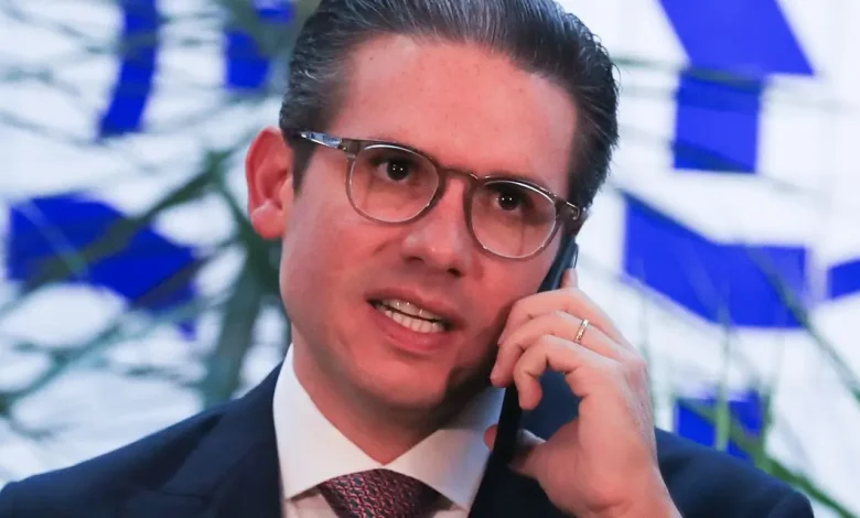 Bolsonaro, Golpe e Anistia: Brasil em Ebulição 1 Julgamento de Bolsonaro e trama golpista agitam política brasileira. Oposição busca anistia para envolvidos, enfrentando resistência da base aliada. Parl. também investiga escândalo do INSS e promulga PEC dos Precatórios.