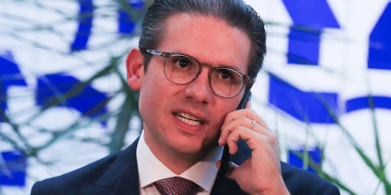 Julgamento de Bolsonaro e trama golpista agitam política brasileira. Oposição busca anistia para envolvidos, enfrentando resistência da base aliada. Parl. também investiga escândalo do INSS e promulga PEC dos Precatórios.