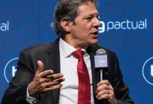 Ministro da Fazenda, Fernando Haddad, confia na superação das tarifas americanas a produtos brasileiros após o julgamento no STF da trama golpista. Haddad classifica a taxação como uma ingerência sem fundamento econômico ou político.