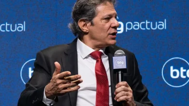 Ministro da Fazenda, Fernando Haddad, confia na superação das tarifas americanas a produtos brasileiros após o julgamento no STF da trama golpista. Haddad classifica a taxação como uma ingerência sem fundamento econômico ou político.