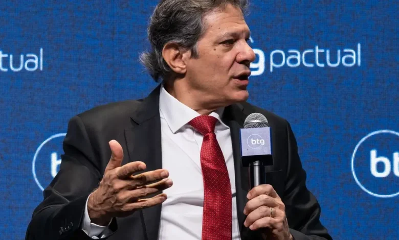 Ministro da Fazenda, Fernando Haddad, confia na superação das tarifas americanas a produtos brasileiros após o julgamento no STF da trama golpista. Haddad classifica a taxação como uma ingerência sem fundamento econômico ou político.