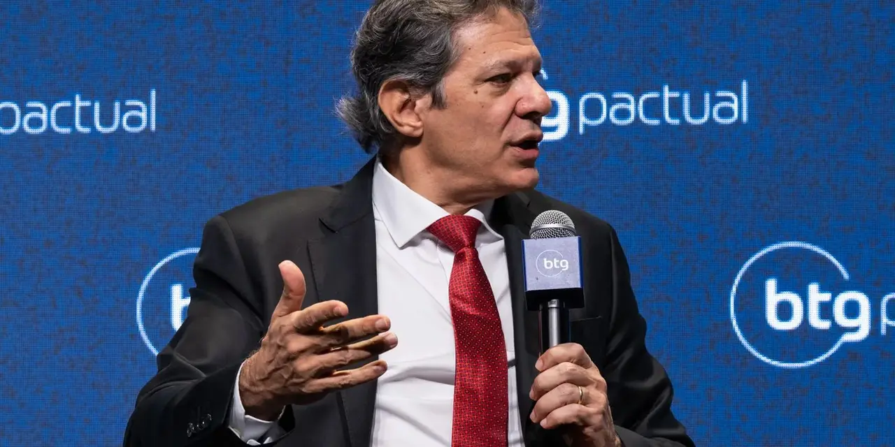 Ministro da Fazenda, Fernando Haddad, confia na superação das tarifas americanas a produtos brasileiros após o julgamento no STF da trama golpista. Haddad classifica a taxação como uma ingerência sem fundamento econômico ou político.