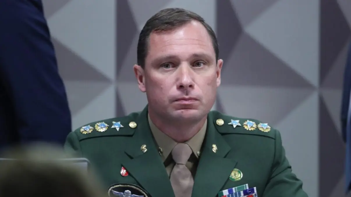 Defesa de Mauro Cid contesta alegações de nulidade da delação premiada no caso da suposta tentativa de golpe de Estado. Advogados afirmam que a colaboração já foi validada pelo STF e negam pressão ou coação durante as declarações.