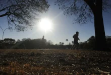Alerta vermelho no Tocantins: INMET prevê alta probabilidade de incêndios florestais e riscos à saúde. Baixa umidade, abaixo de 12%, preocupa autoridades. Defesa Civil recomenda medidas urgentes de proteção.
