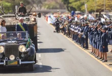 Desfile cívico de 7 de setembro na Esplanada dos Ministérios: grandiosidade militar, marchas sincronizadas, orquestras, veículos de guerra e esquadrilha da fumaça. Presidente Lula presente.