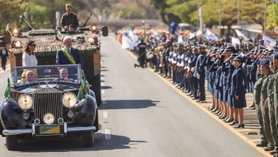 Desfile cívico de 7 de setembro na Esplanada dos Ministérios: grandiosidade militar, marchas sincronizadas, orquestras, veículos de guerra e esquadrilha da fumaça. Presidente Lula presente.