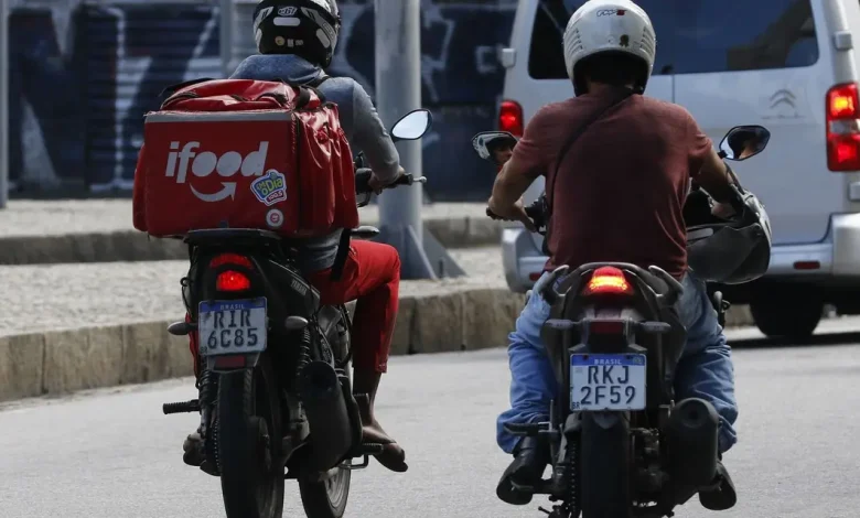 Treinamento e Segurança para Motociclistas de Apps no RN 1 600 motociclistas do RN que trabalham em apps recebem treinamento gratuito e equipamentos de segurança para reduzir acidentes. O projeto "Trânsito Cidadão" visa proteger trabalhadores e todos que usam o espaço público.
