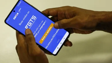 Empregadores com atrasos no FGTS serão notificados a partir quarta-feira. R$15,2 bilhões serão distribuídos aos trabalhadores, garantindo direitos e segurança financeira.