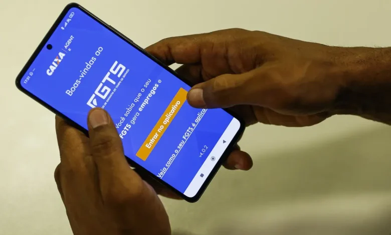 Empregadores com atrasos no FGTS serão notificados a partir quarta-feira. R$15,2 bilhões serão distribuídos aos trabalhadores, garantindo direitos e segurança financeira.