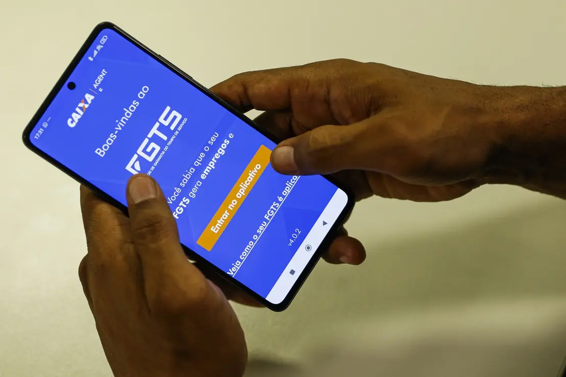 Empregadores com atrasos no FGTS serão notificados a partir quarta-feira. R$15,2 bilhões serão distribuídos aos trabalhadores, garantindo direitos e segurança financeira.