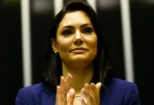 Michelle Bolsonaro enviará mensagem gravada para atos pró-anistia em 7 de setembro, mas presença presencial depende do estado de saúde de Jair Bolsonaro, em prisão domiciliar.