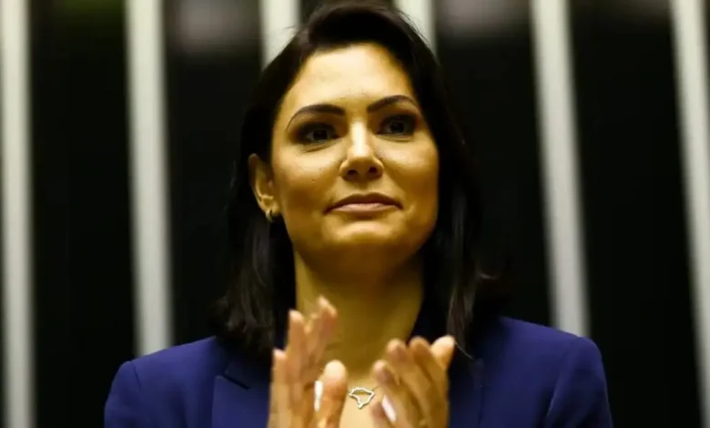 Michelle Bolsonaro em atos pró-anistia em 7 de setembro, presença de Jair depende da saúde 1 Michelle Bolsonaro enviará mensagem gravada para atos pró-anistia em 7 de setembro, mas presença presencial depende do estado de saúde de Jair Bolsonaro, em prisão domiciliar.