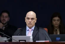 Alexandre de Moraes inicia julgamento de Bolsonaro por suposto golpe de Estado após as eleições de 2022. O ministro condenou o ex-presidente e outros réus por crimes como organização criminosa armada e tentativa de abolição do Estado democrático. O julgamento se estende até sexta-feira.