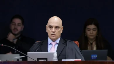 Alexandre de Moraes inicia julgamento de Bolsonaro por suposto golpe de Estado após as eleições de 2022. O ministro condenou o ex-presidente e outros réus por crimes como organização criminosa armada e tentativa de abolição do Estado democrático. O julgamento se estende até sexta-feira.